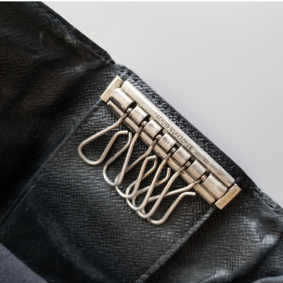 LV Graphite Key Holder (Louis Vuitton) - Picture 6 of 11